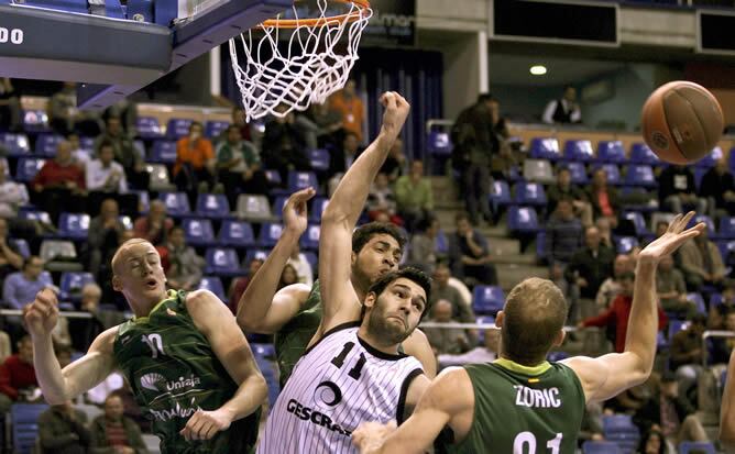 El pivot griego del Gescrap Bizkaia, Dimitrios Mavroeidis (2d) pelea un rebote con el ala-pivot croata, Luka Zoric (d), el ala-pivot brasileño Augusto César Lima (2i) y el alero croata del Hrvoje Peric