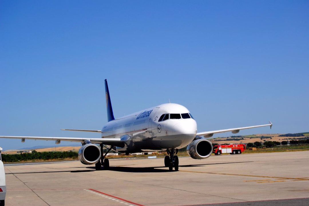 Un avión de Lufthansa en el aeropuerto de Jerez