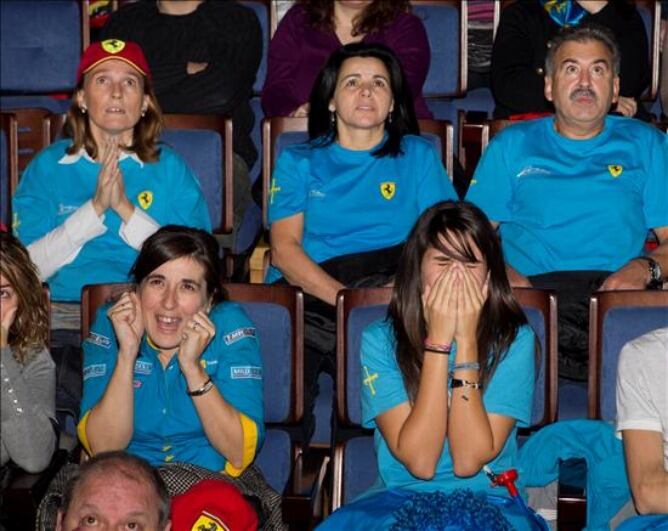 Seguidores del piloto asturiano de Fórmula Uno Fernando Alonso, en el auditorio Príncipe Felipe de Oviedo para seguir el Gran Premio de Abu Dabi