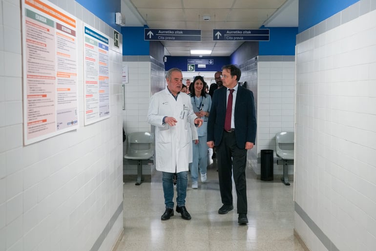 El Consejero de Salud, Alberto Martínez, visita el Hospital de Mendaro / Foto: Irekia