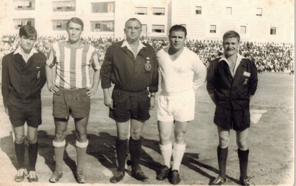 Ordaz siendo capitán del Almería en un amistoso contra el Real Madrid de Puskas.