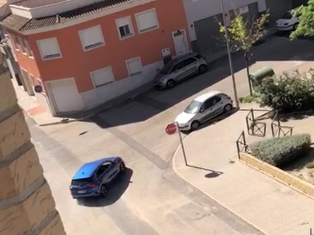 La colaboración ciudadana de Novelda ayuda a detener a un conductor temerario en el casco urbano