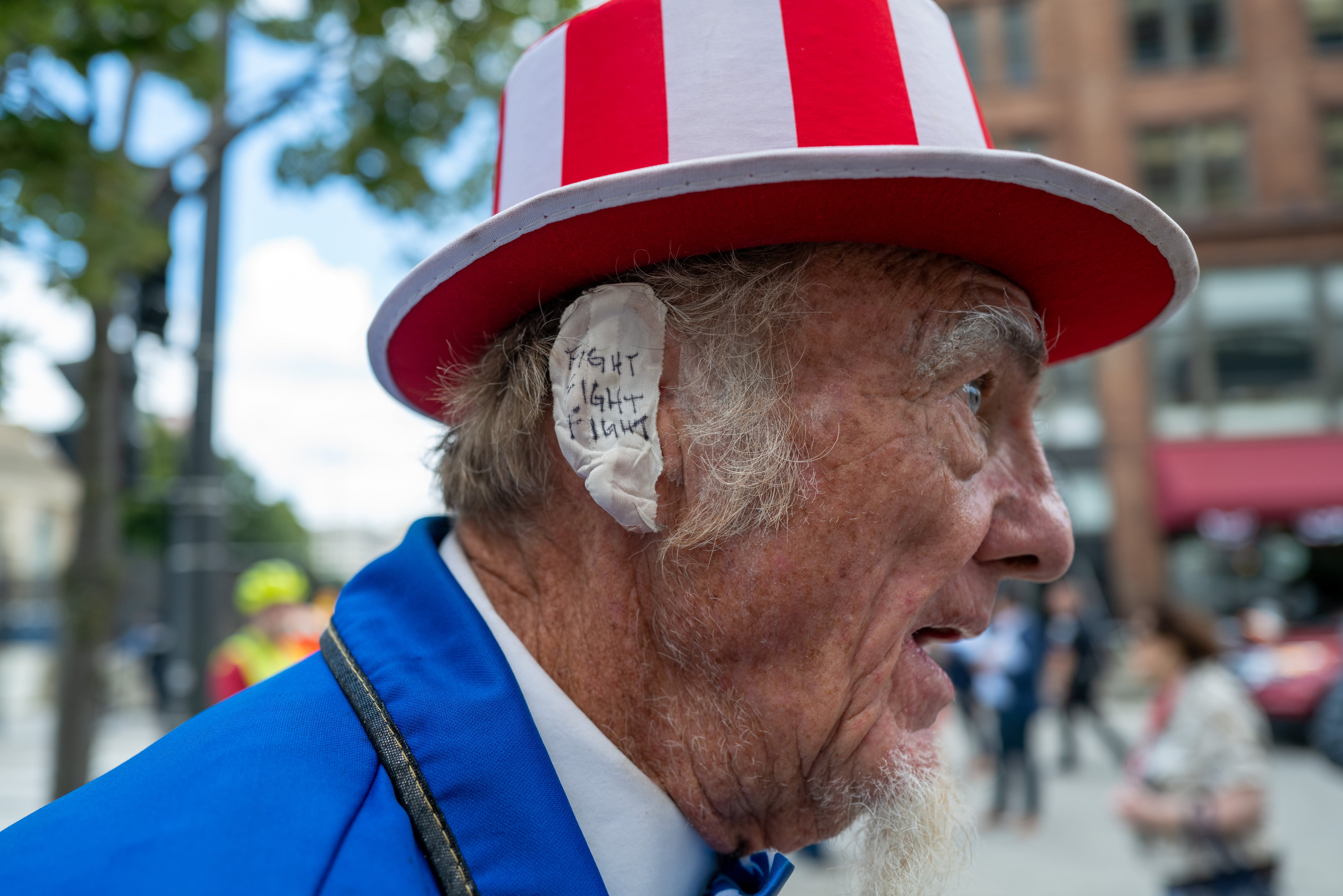 Un hombre con la oreja tapada como la de Donald Trump tras su intento de asesinato.