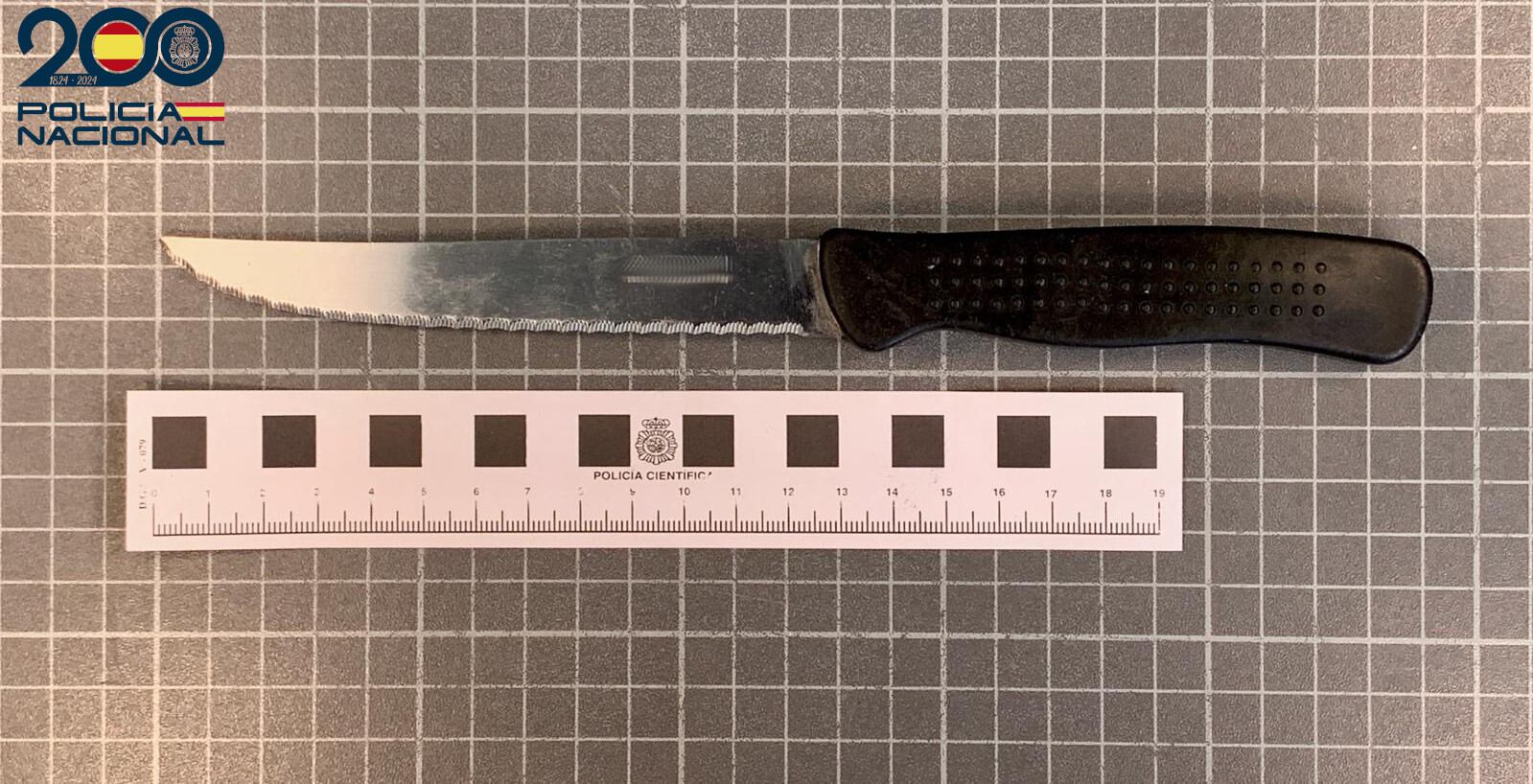 Ganivet amb el que van atracar al jove