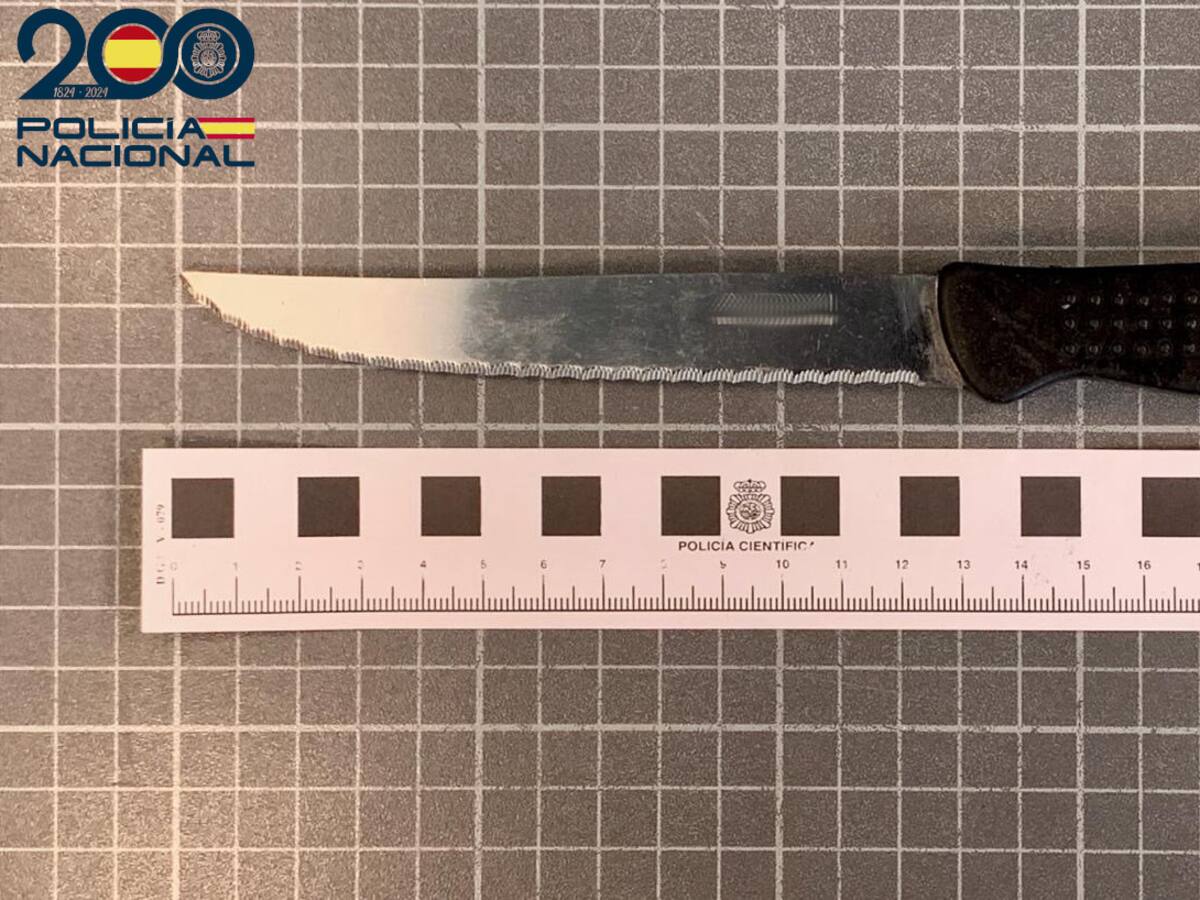 Detinguts dos homes a Ciutadella després d'atracar un jove amb un ganivet
