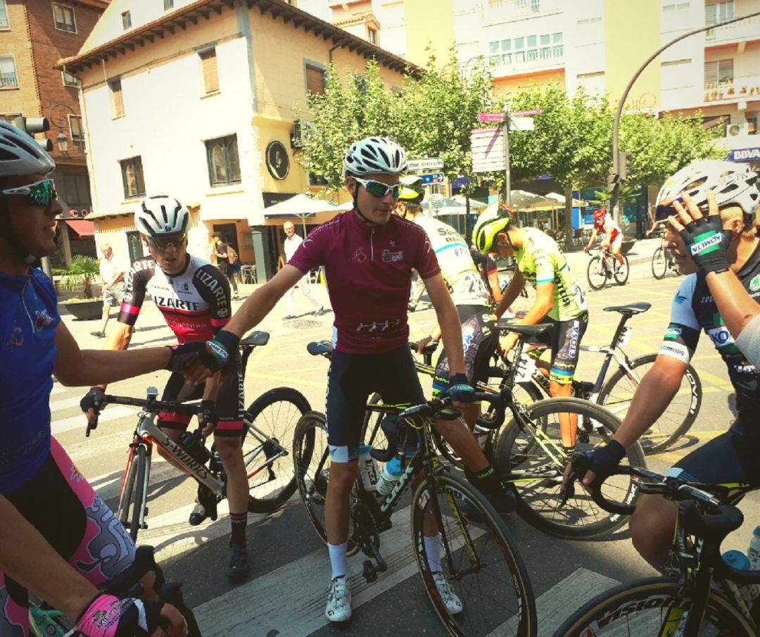 Carlos Rodríguez, con el maillot de lider, recibe las felicitacines de compañeros y rivales.