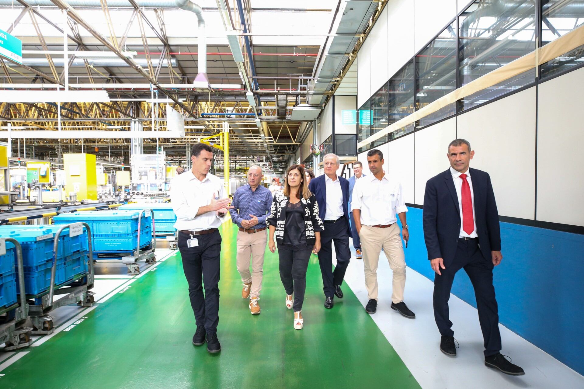 Visita de la presidenta, María José Sáenz de Buruaga, a la planta de Seg Automotive