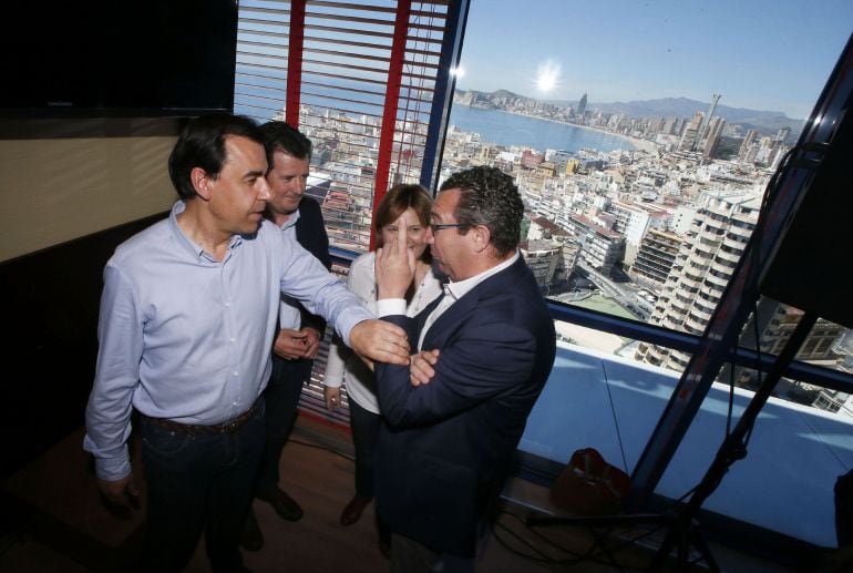 El vicesecretario de Organización del Partido Popular, Fernando Martínez-Maíllo (izq), junto a a la presidenta del PPCV, Isabel Bonig, el presidente provincial, José Císcar (2º izq), y el alcalde de Benidorm, Toni Pérez (d), en la clausura de la jornada &quot;