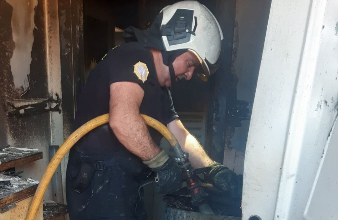 Un agente en la extinción del fuego.