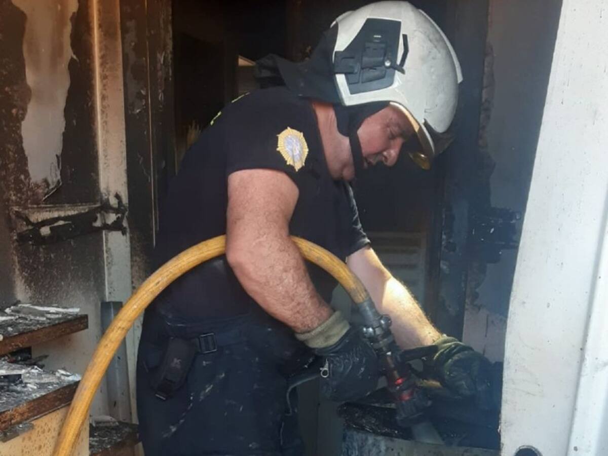 Efectivos de Bomberos sofocan un incendio en una vivienda en Tarifa