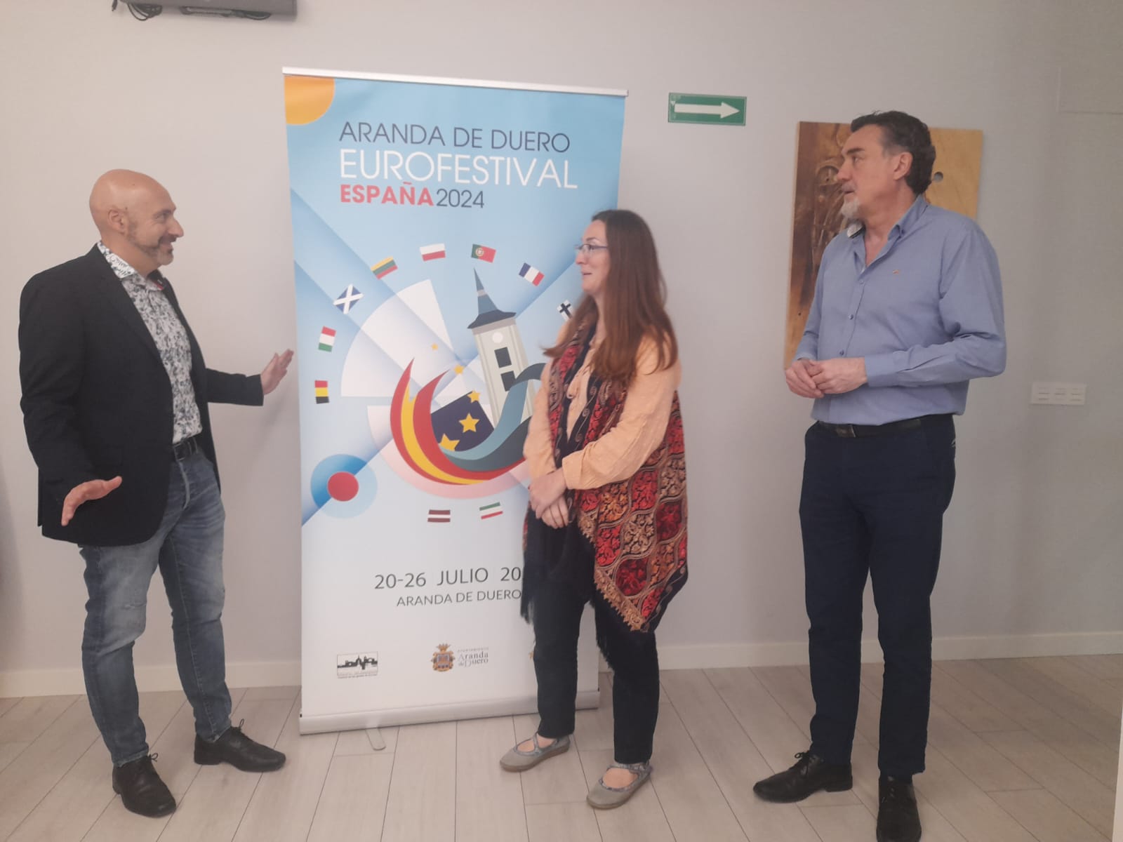 Noa Simón, miembro de la organización del Eurofestival 2024, entre los concejales de Promoción y Turismo, Juan Manuel Martín (izda) y el concejal de Cultura, Educación y Festejos, José Antonio Fuertes (dcha)