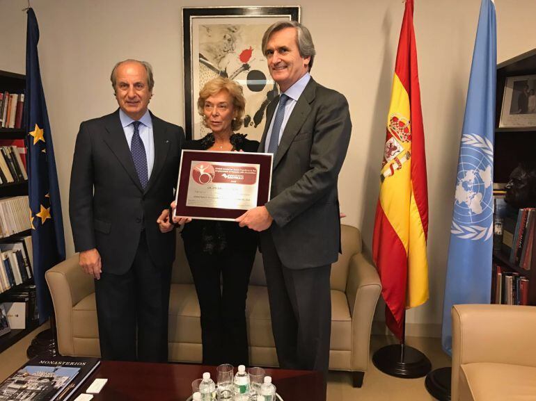  Juan Manuel González Serna, Presidente de Grupo Siro y Fundación Grupo Siro y Lucía Urbán López, Vicepresidenta de Grupo Siro y Fundación Grupo Siro recibiendo el galardón.