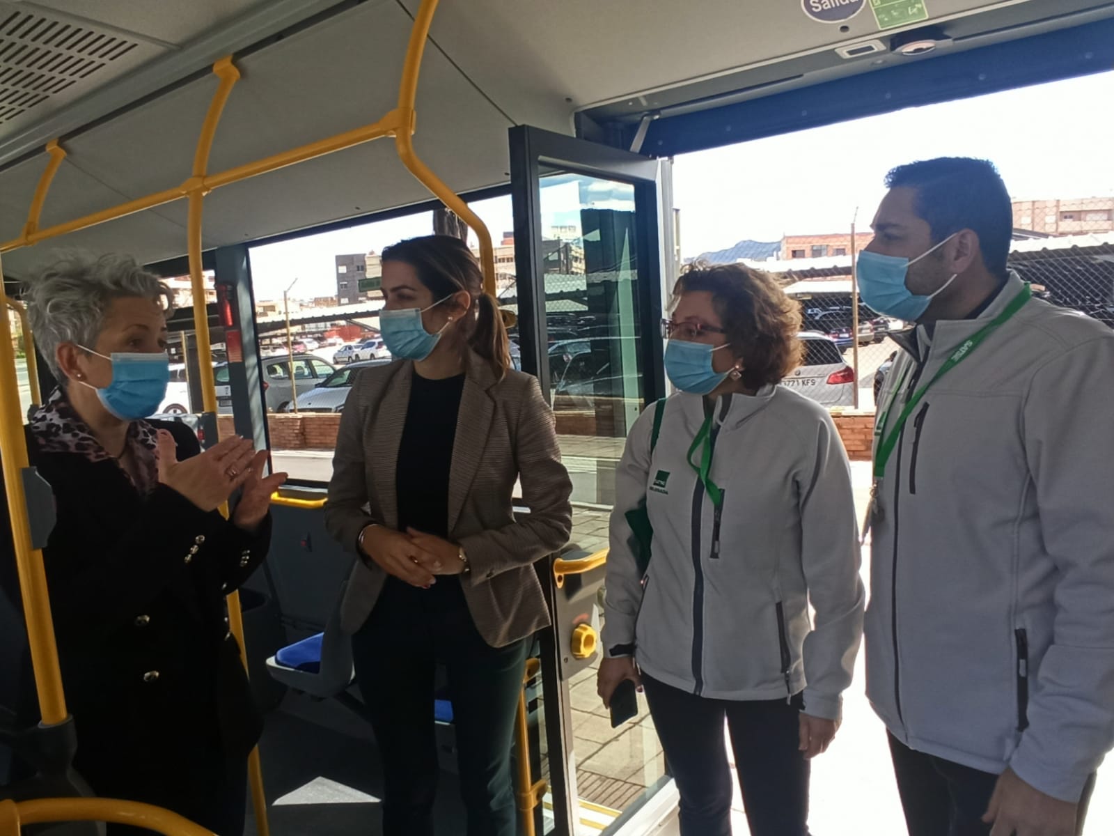 La concejala de Movilidad Sostenible y Limpieza Viaria, Carmen Fructuoso, ha visitado el hospital de La Arrixaca de El Palmar para comprobar las mejoras que se han realizado en la línea 26 que conecta esta pedanía con Murcia