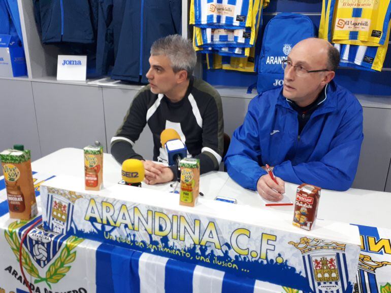 El técnico burgalés (i) durante una rueda de prensa del club.