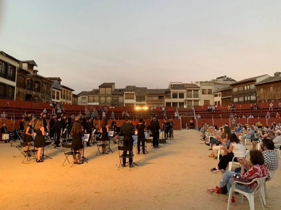 El concierto de la Banda Municipal de Música de Peñafiel fue uno de los eventos más aplaudidos por los peñafielenses en la portátil del Coso.