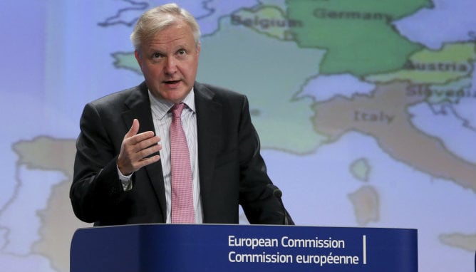 El vicepresidente de la Comisión Europea responsable de Economía y Finanzas, Olli Rehn, responde durante una rueda de prensa.