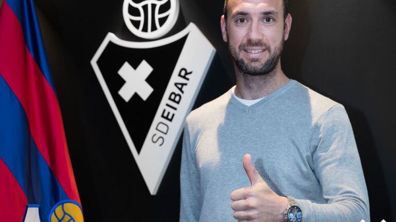 Ramis posa co la bandera del Eibar en Ipurua