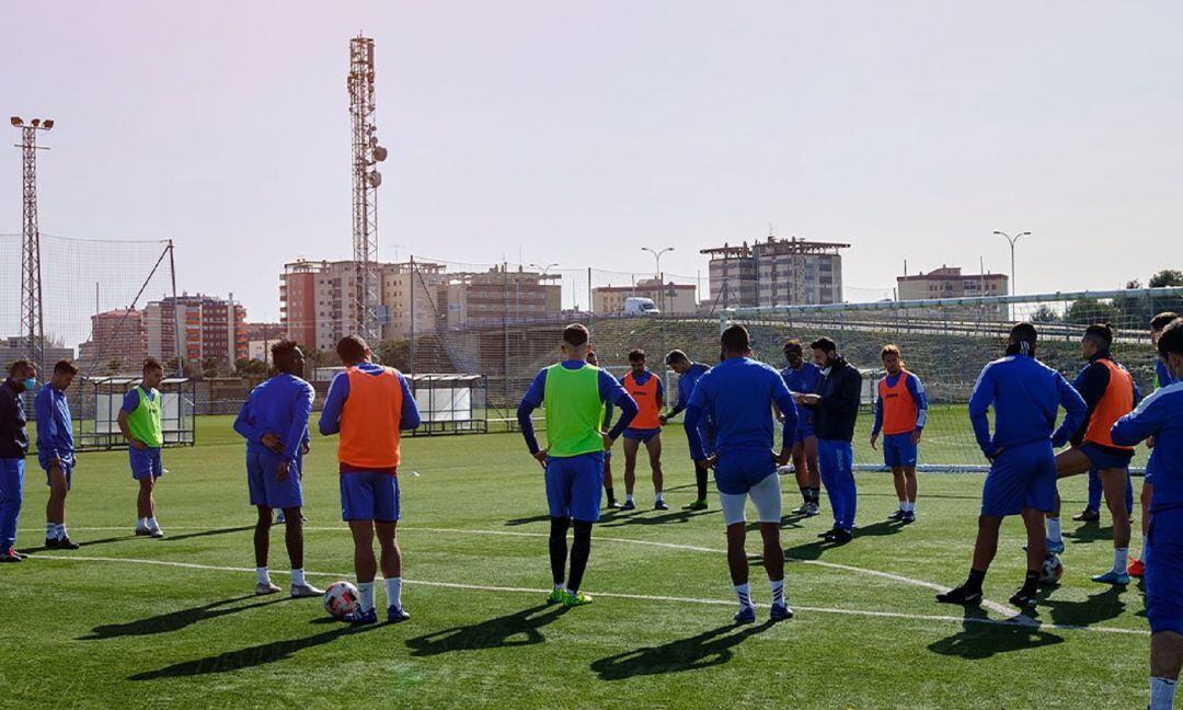 El entrenador de la Arandina, Álex Izquierdo, se dirige a sus jugadores en una sesión de trabajo de esta semana antes de viajar a Bembibre.