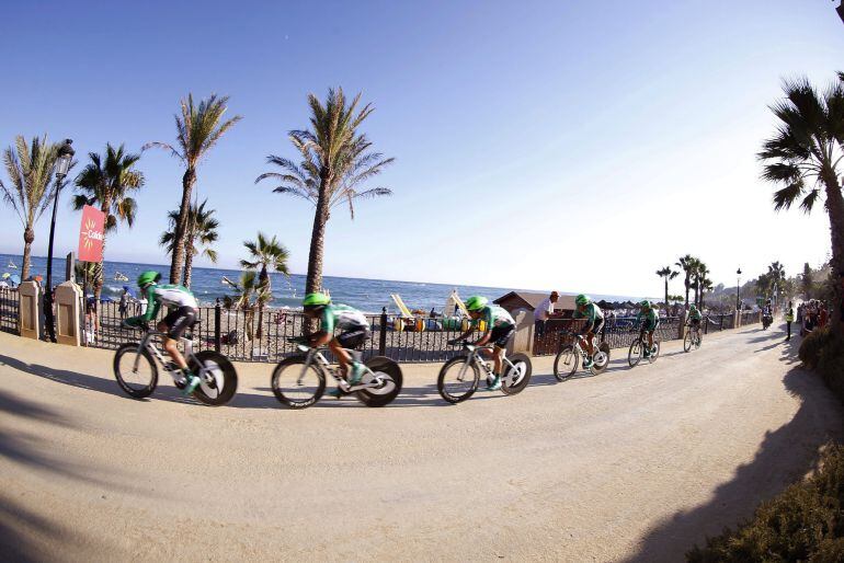 Los ciclistas del equipo Caja Rural durante la etapa prólogo de la Vuelta Ciclista a España 2015