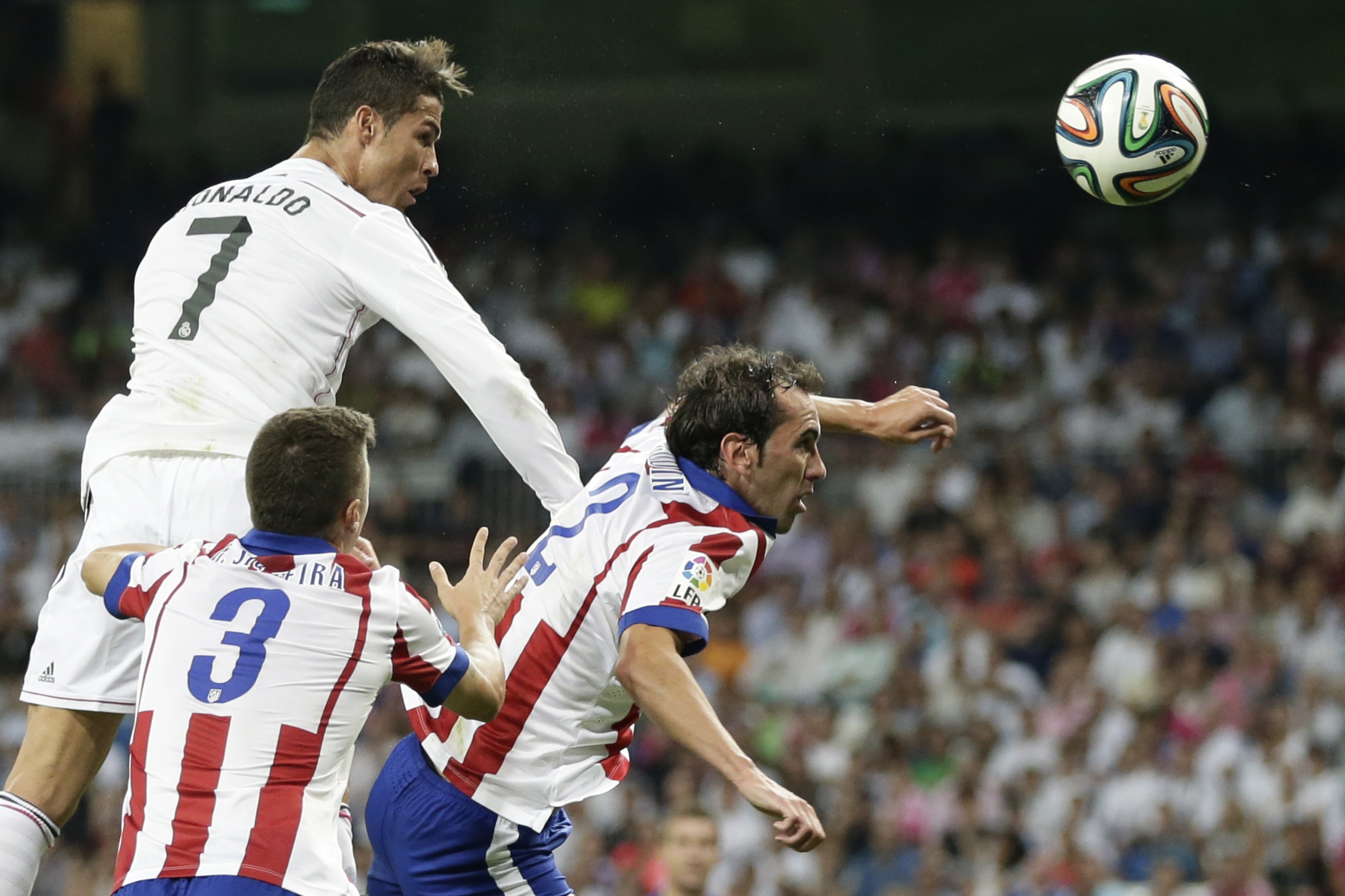 Cristiano Ronaldo, Siqueira y Diego Godin en la Supercopa de España de 2014 entre Real Madrid y Atlético (Photo by VI Images via Getty Images)