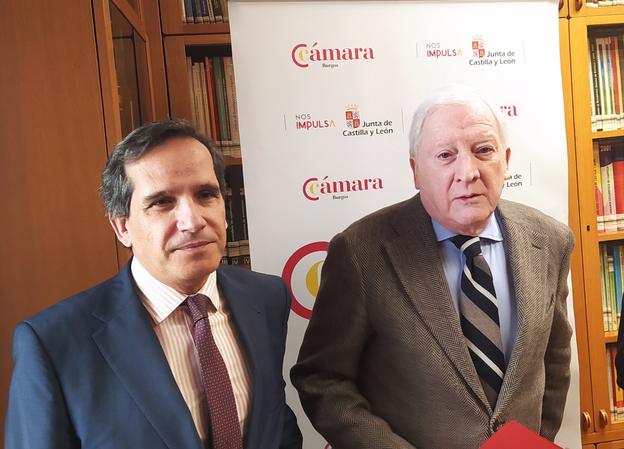 El director del ICE, Augusto Cobos (izda) junto al presidente de la Cámara de Comercio de Burgos, Méndez Pozo