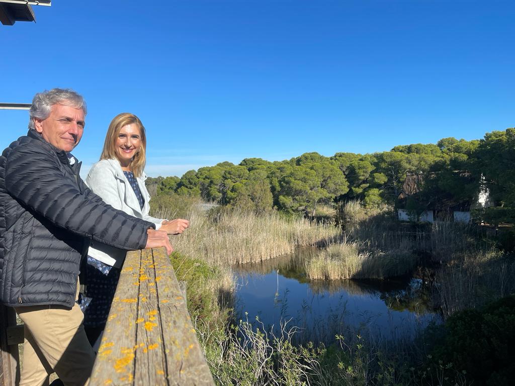 El director general del Medio Natural, Raúl Mérida, junto a la consellera Salomé Pradas