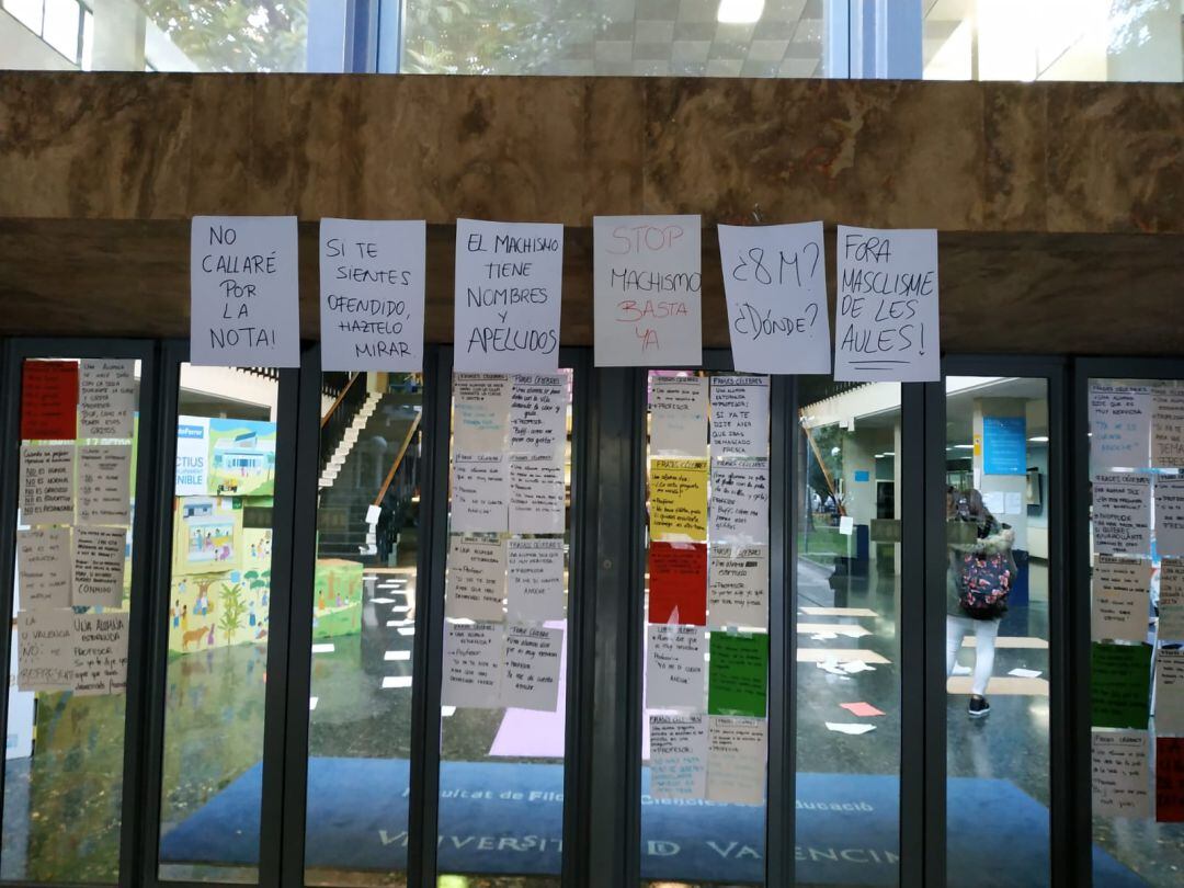 Carteles en repulsa del comportamiento machista en la facultad de Filosofía