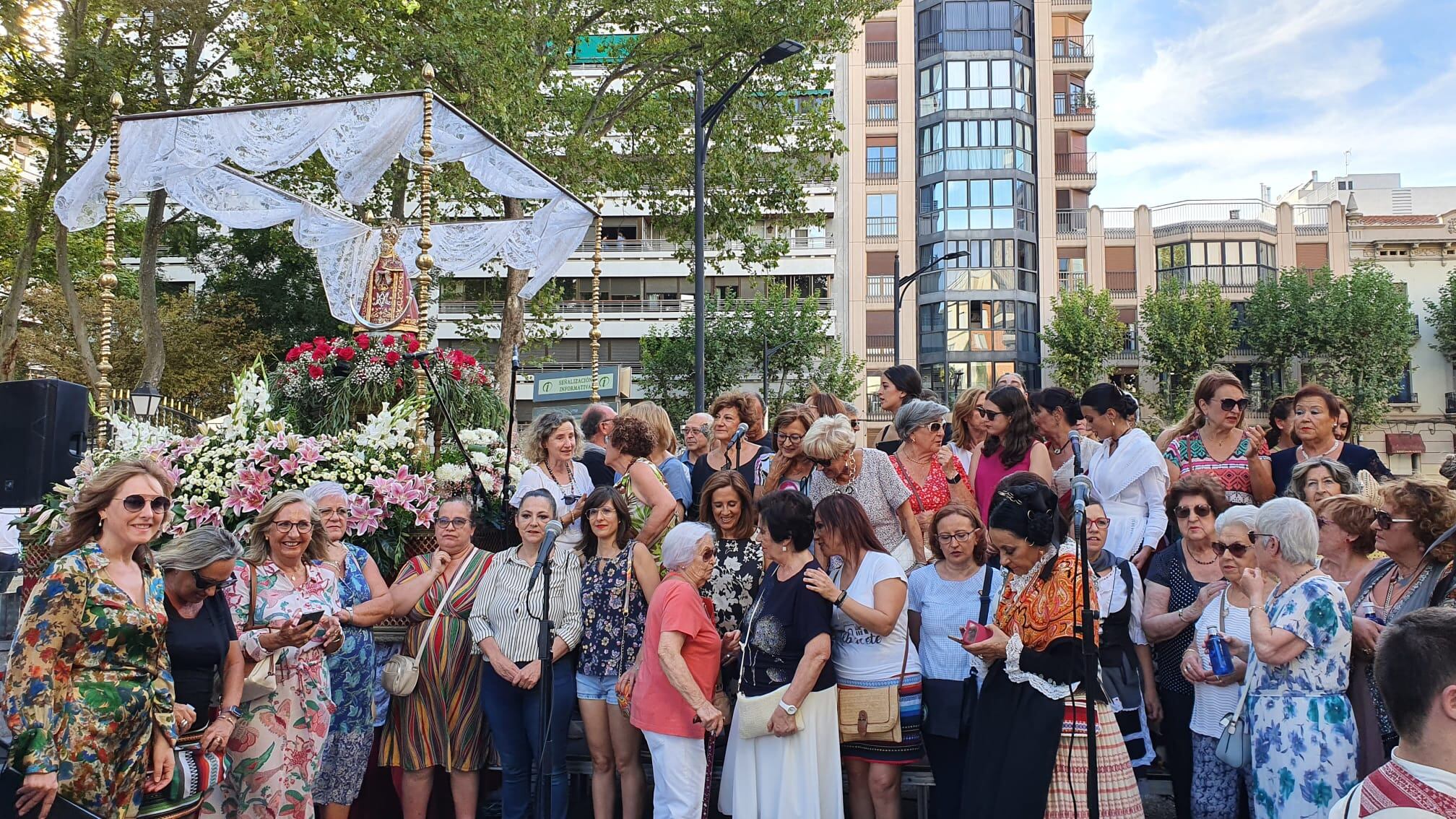 Numerosas personas han acudido al inicio del desfile