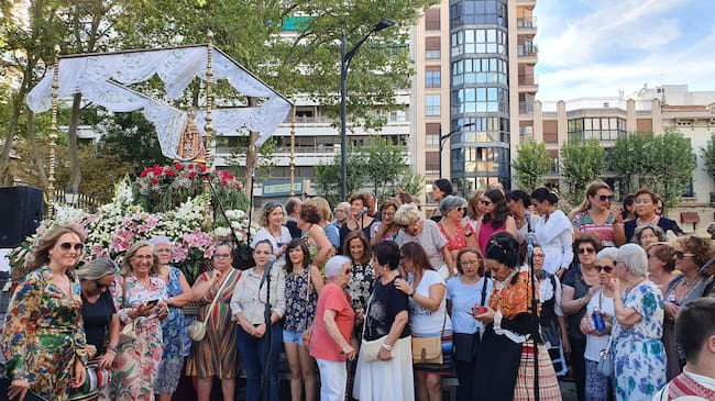 Numerosas personas han acudido al inicio del desfile