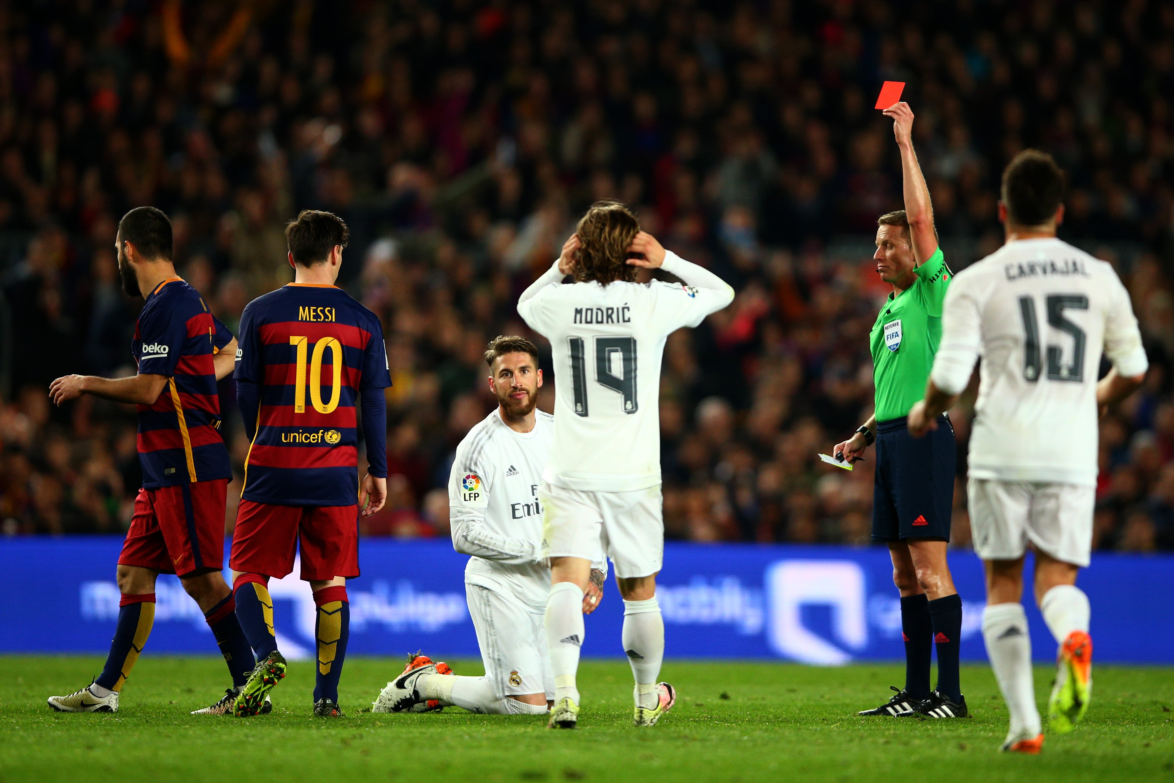 Sergio Ramos recibe una tarjeta roja durante un Clásico ante el Barcelona