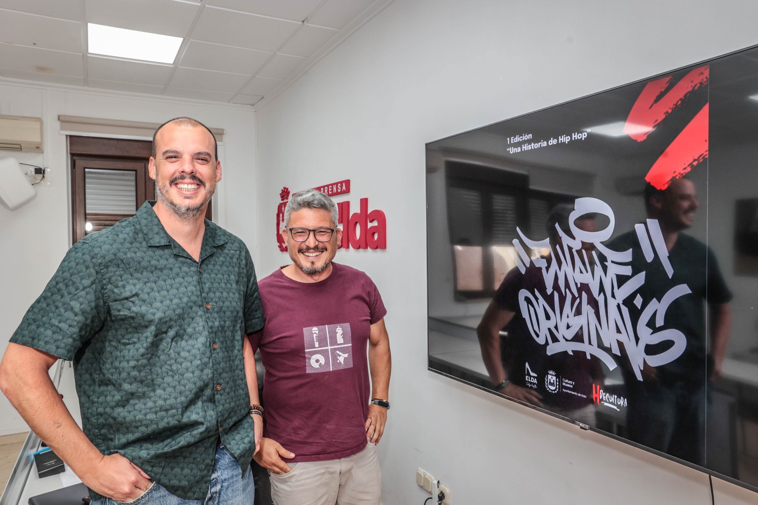 Iñaki Pérez, edil de Cultura de Elda junto a Omar Silvestre, representante de H de Cultura