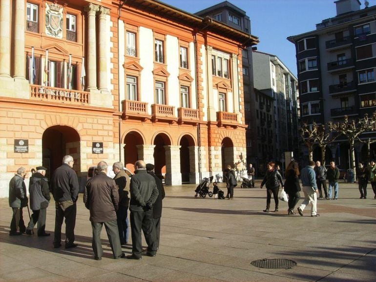 Imagen de la plaza de Unzaga y parte de la fachada del Ayuntamiento