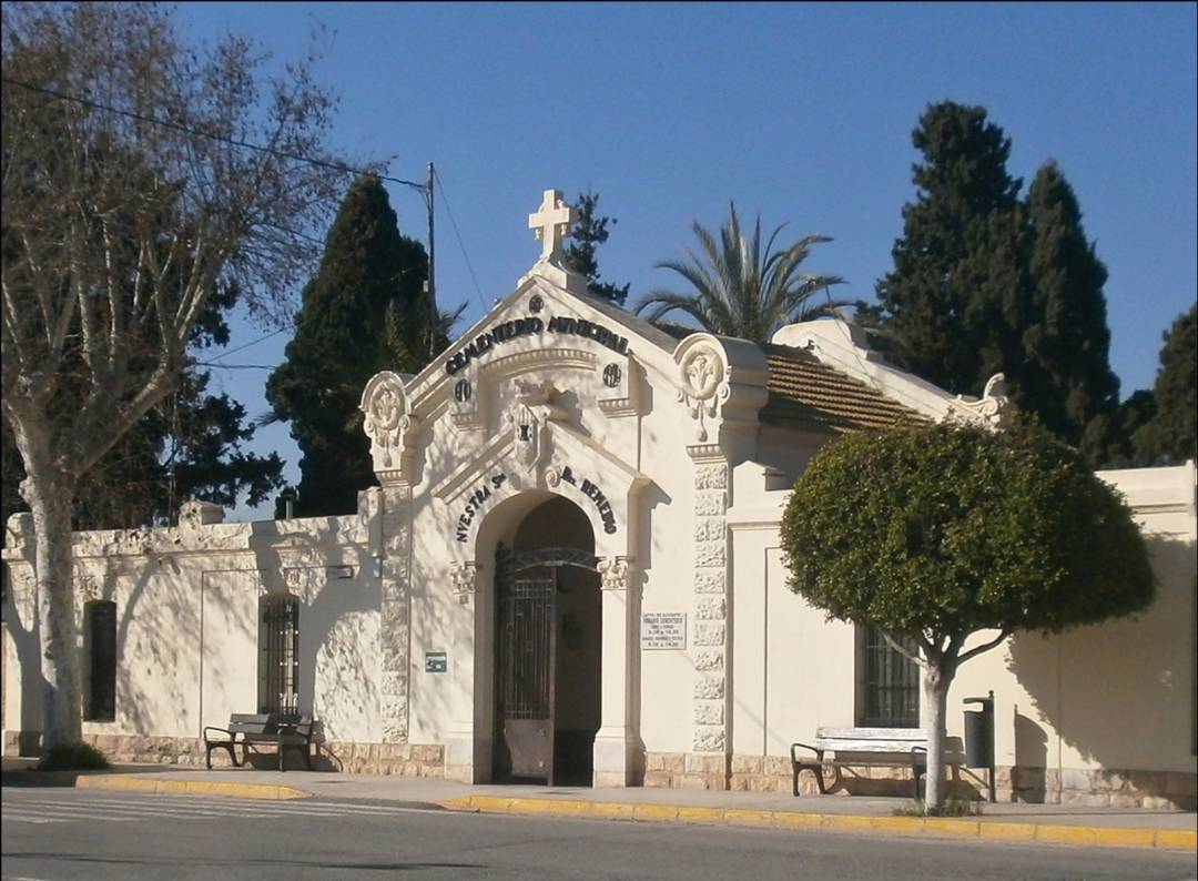 Imagen del acceso principal al cementerio municipal de Alicante