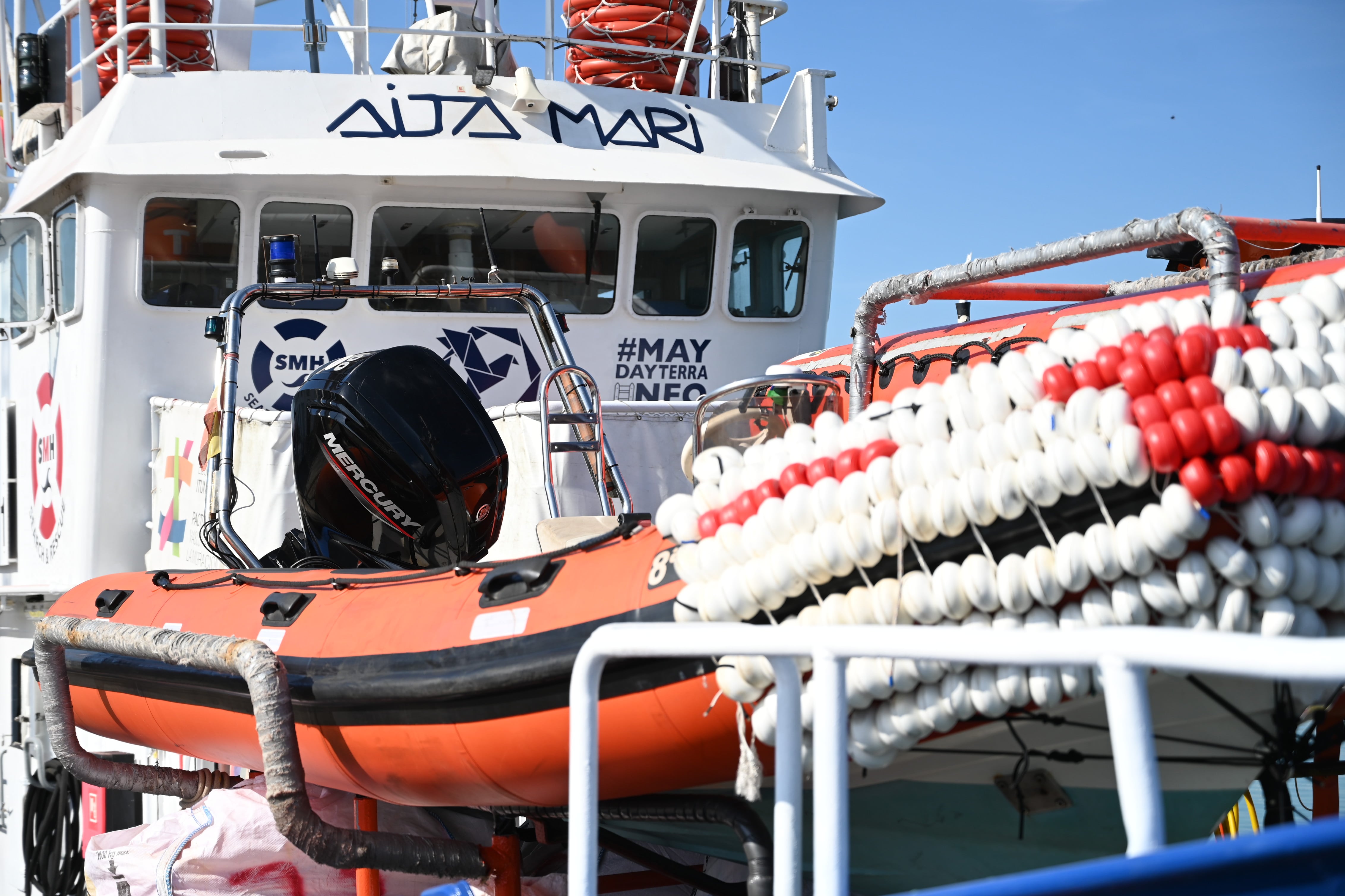 Los catorce tripulantes del buque Aita Mari de la ONG Salvamento Marítimo Humanitario (SMH) esperan en el puerto de Burriana la autorización que les permita zarpar hacia el Mediterráneo central para seguir salvando vidas y luchando por los derechos humanos y de las personas migrantes