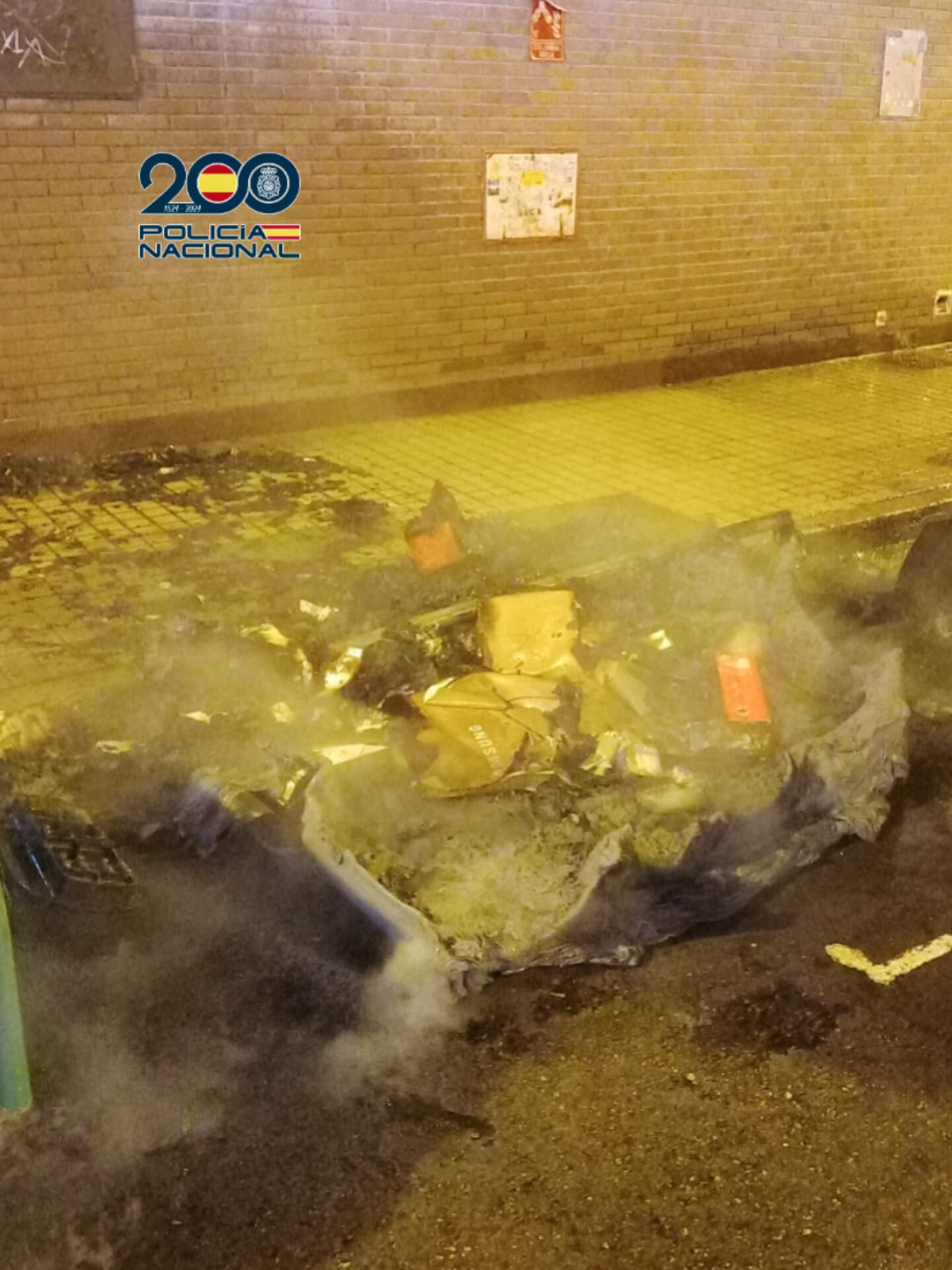 Contenedor quemado por el detenido