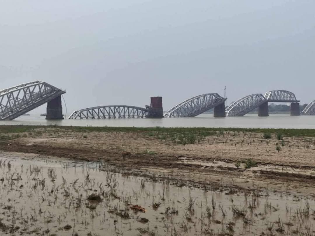 En puente en la localidad birmana de Sagaing ha quedado completamente destruido tras el terremoto.