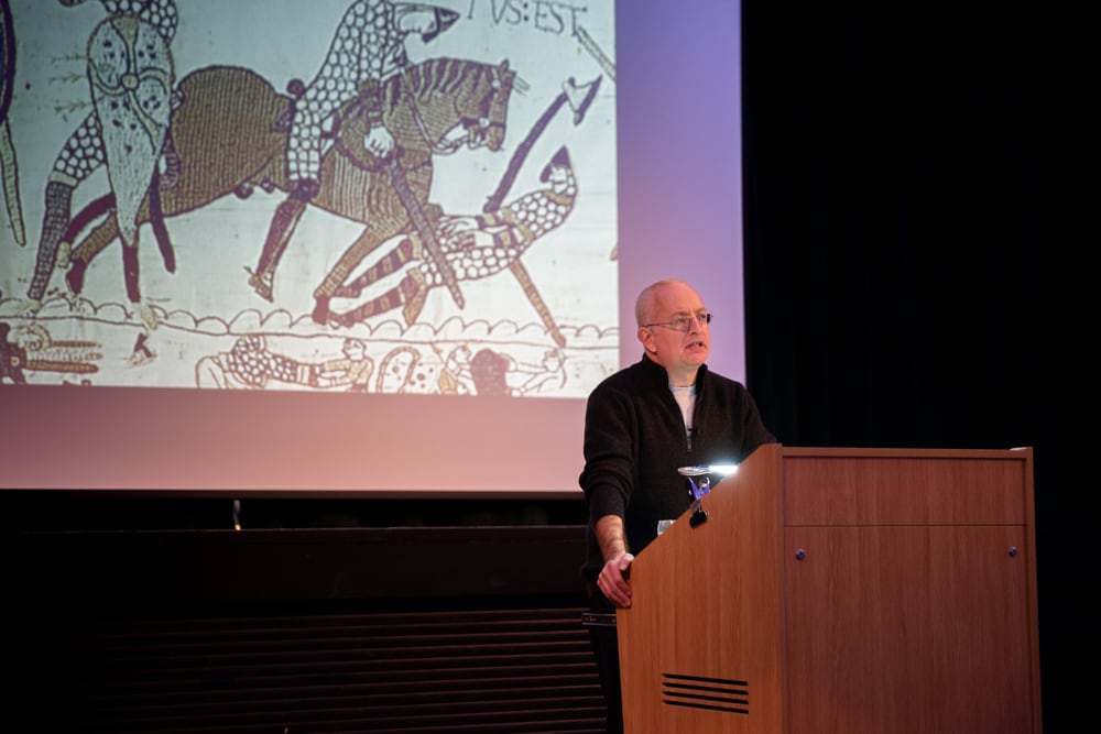 Marc Morris, escritor de &#039;Anglosajones&#039;, durante una charla con escolares del St. Benedict&#039;s School de Londres.