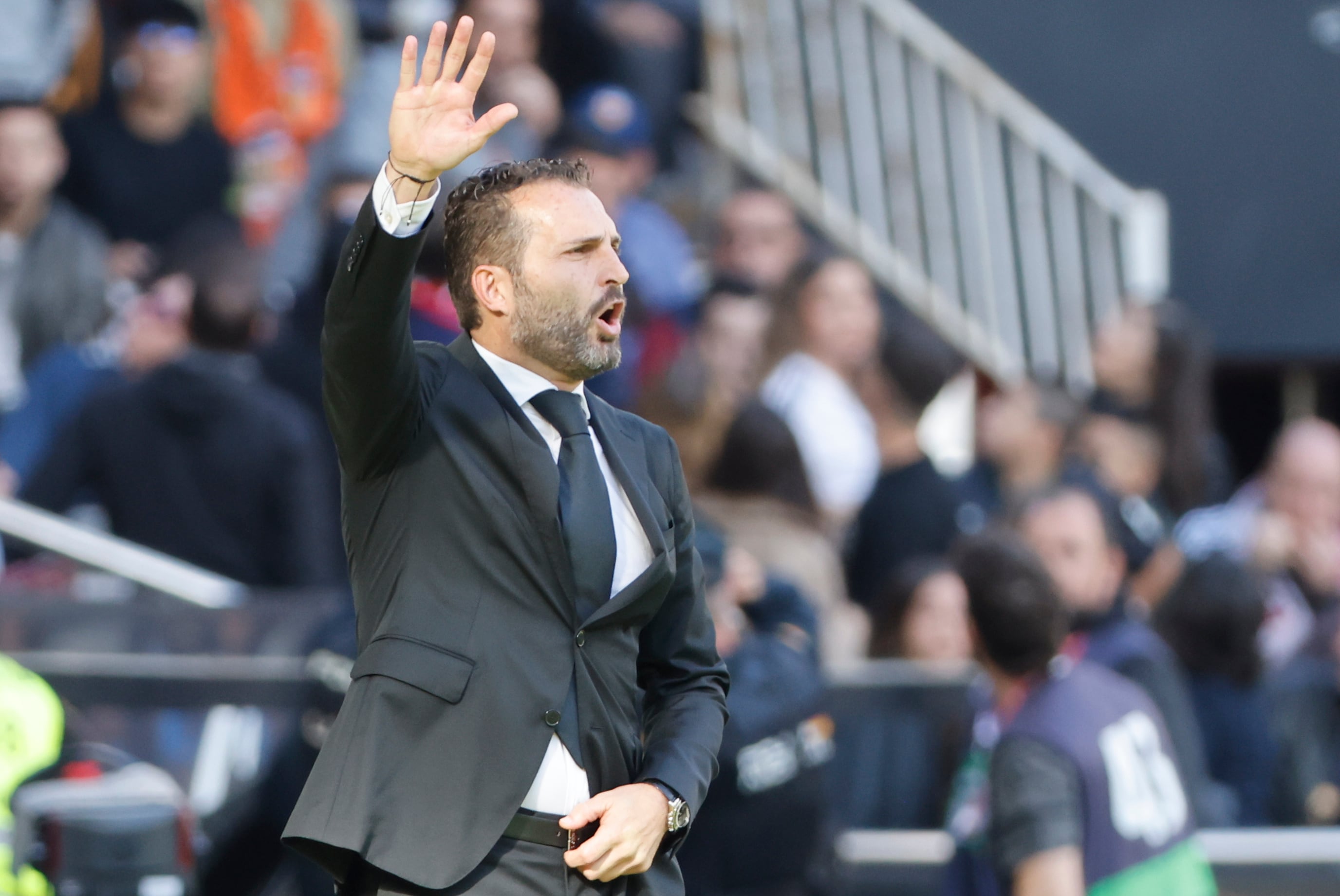 VALENCIA, 23/11/2024.- El entrenador del Valencia, Rubén Baraja, da instrucciones a sus jugadores contra el Real Betis durante el partido de la jornada 14 de Liga disputado este sábado en el estadio de Mestalla. EFE/Ana Escobar
