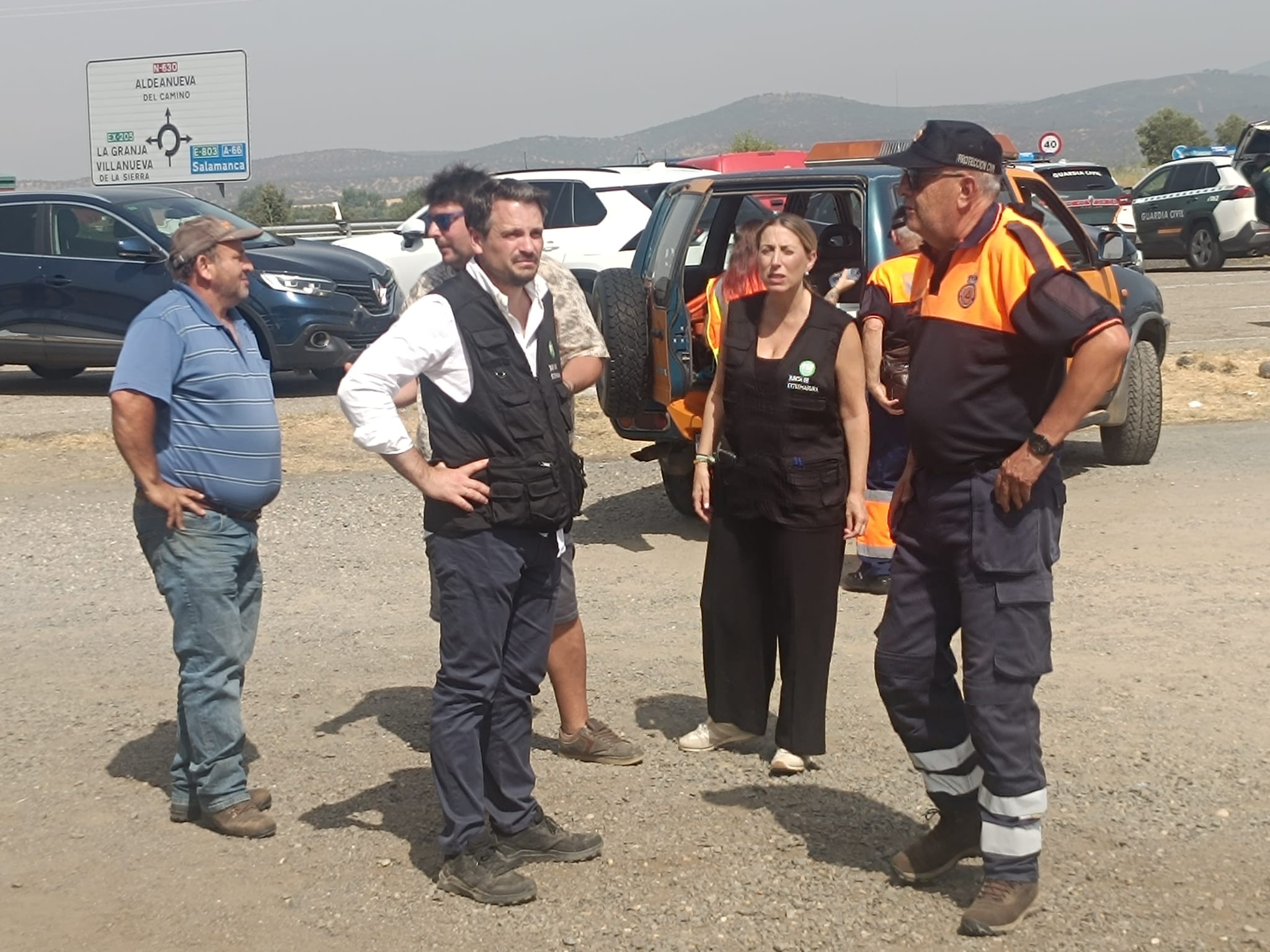 La presidenta de la Junta de Extremadura (centro) junto al consejero de presidencia (izq), detrás el alcalde de Segura de Toro, junto a protección civil y vecinos de la zona que colaboran en la extinción
