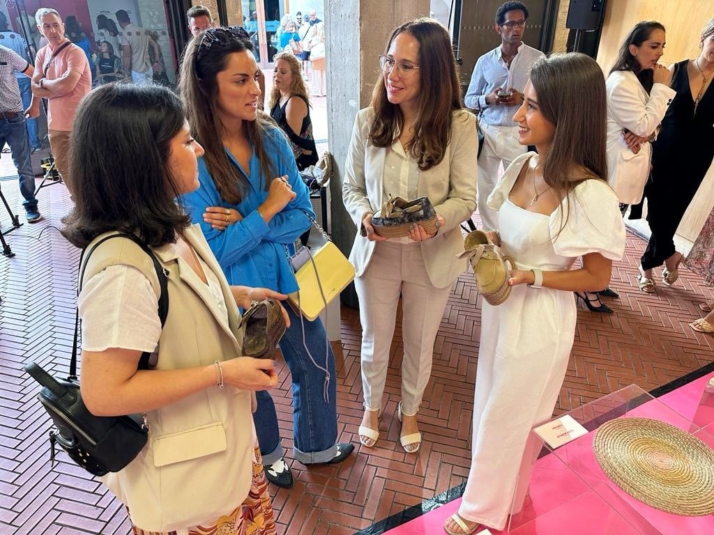 Las concejalas de Empleo y Empresas en el Ayuntamiento de Caravaca de la Cruz, Ana Belén Martínez y Ana María Fernández, presentes en la Semana de la Moda de Madrid