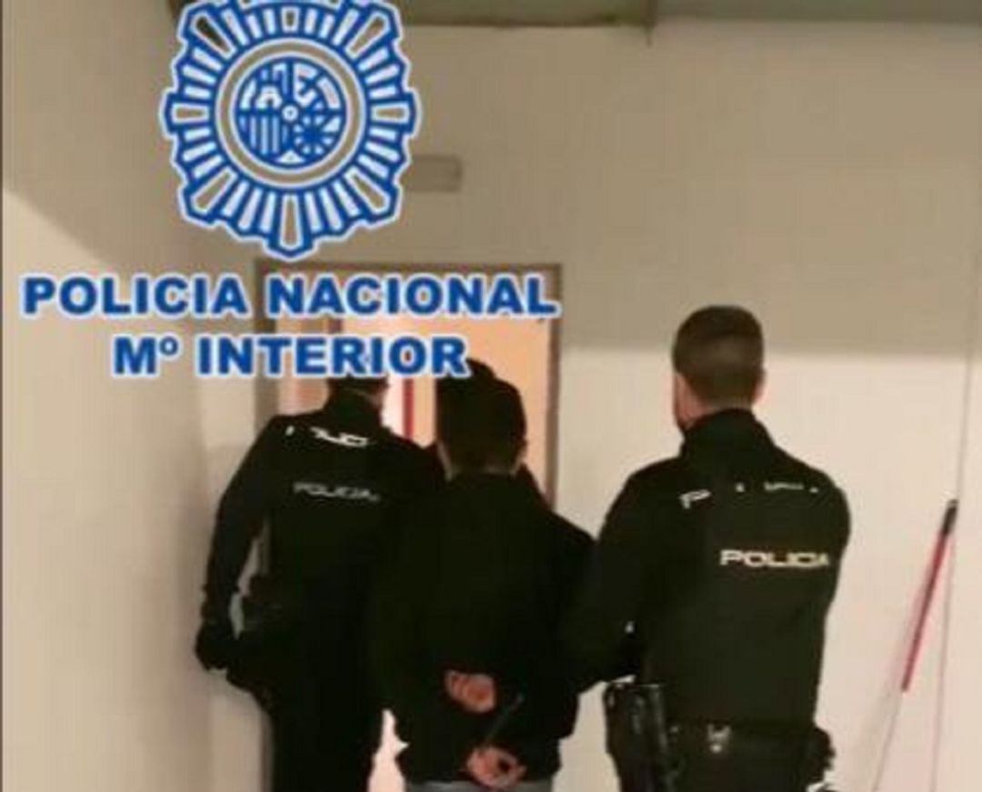 Agentes de la Polícía Nacional detienen a tres jóvenes que participaban en una fiesta ilegal