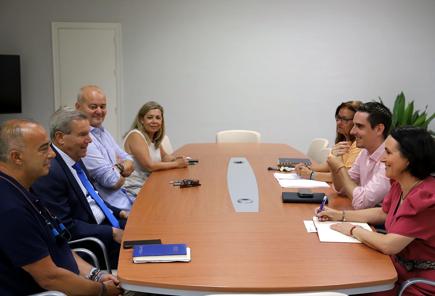 Representantes del gobierno junto a responsables de comercio y hostelería en Jerez.