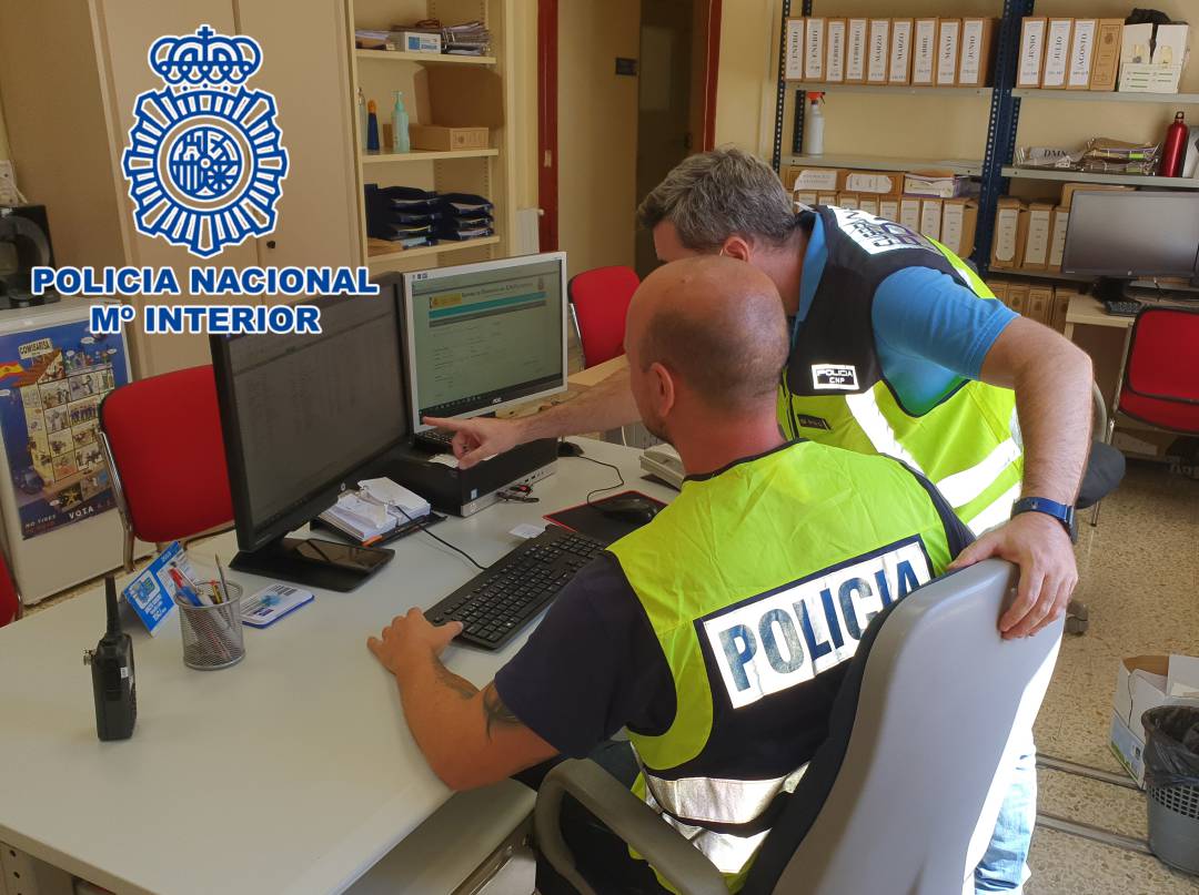 Dos policías durante las investigaciones de la Operación Alicate.