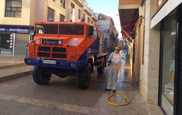 Imagen de una de las desinfecciones de las calles de Valdepeñas, durante la jornada del 25 de marzo 2020