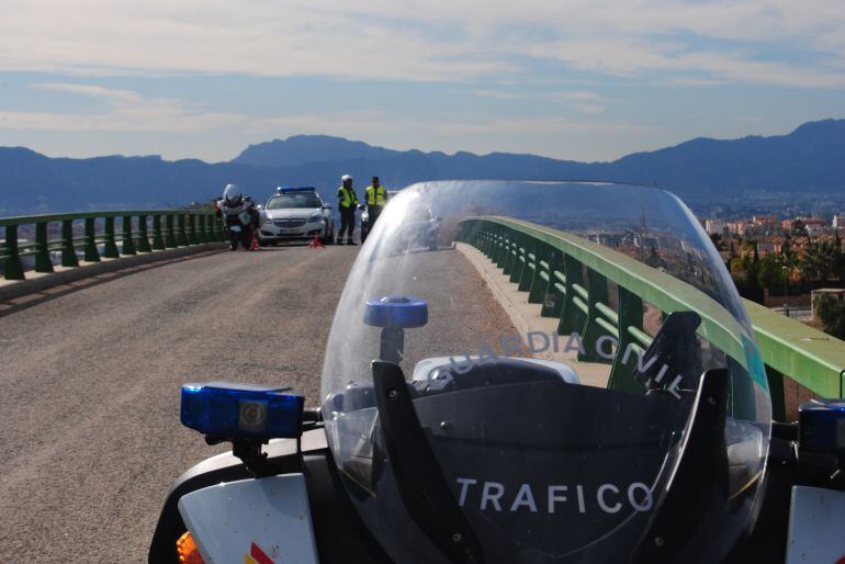 La operación especial de tráfico de Semana Santa se ha presentado esta maána sobre el pasado elevado de la A-7, frente al estadio de Nueva Condomina de Murcia.