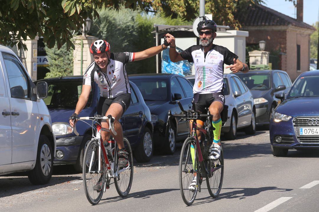 Víctor Loira (D); junto a Manolo Martín (I), paredeño afincado en Valladolid, llegan al hospital Río Carrión de Palencia, en su marcha en bicicleta entre Pontevedra y Guadalajara para reivindicar mejoras a personas ostomizadas
