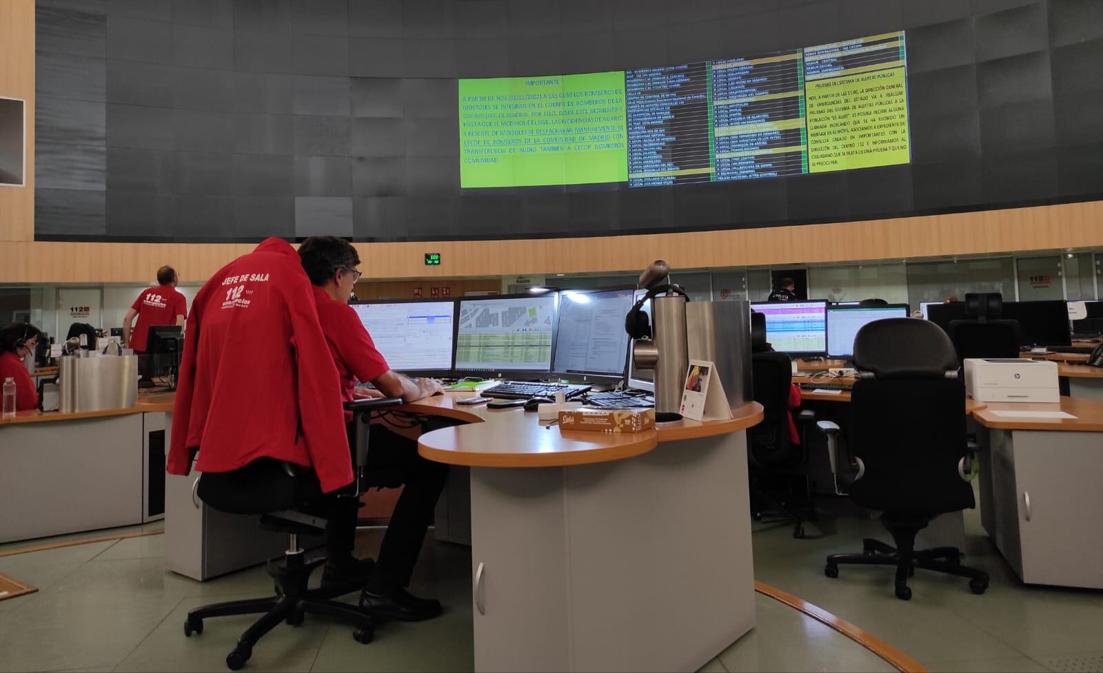 El jefe de sala trabajando en el Centro de Atención de Llamadas de Urgencia 112.
