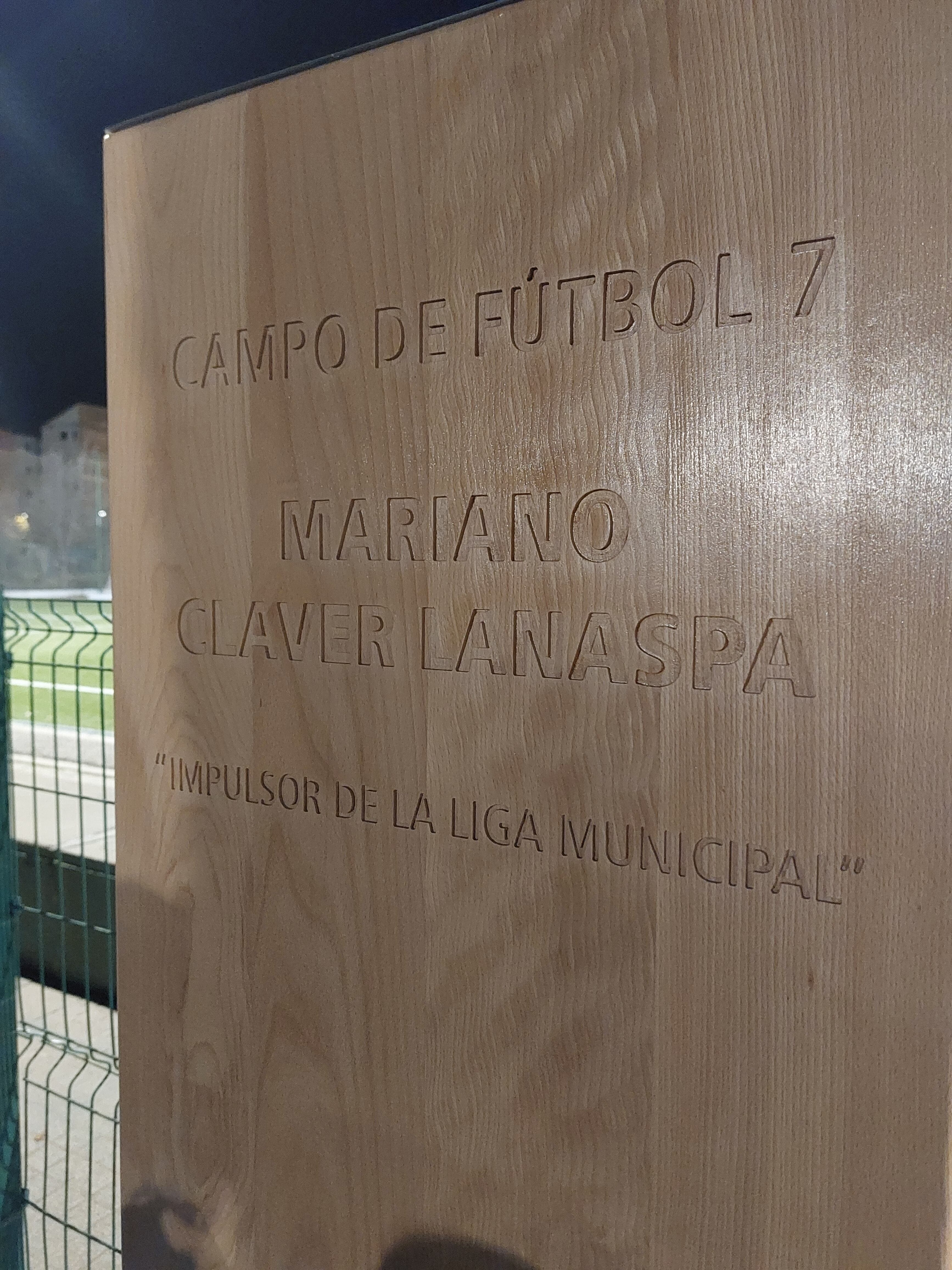 Tótem dedicado a Mariano Claver en la Ciudad Deportiva