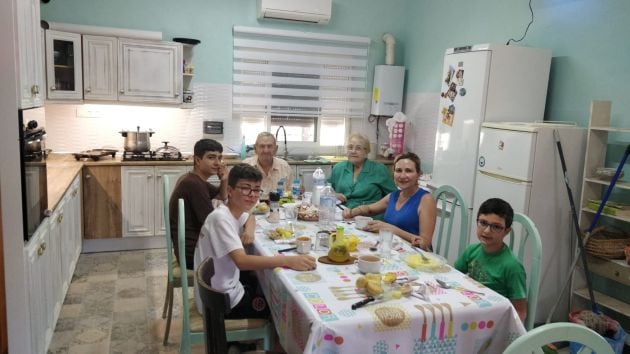 Flori Hernández, junto a sus hijos y sus padres en la casa de Tallante que han arreglado
