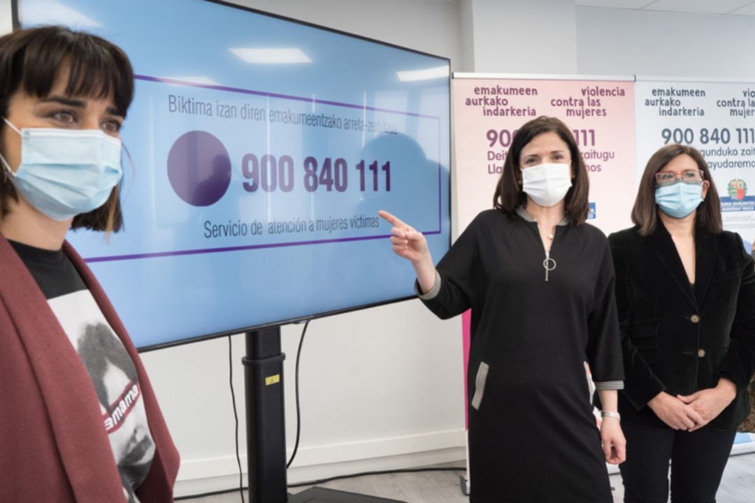 Oiane Zarate, coordinadora del servicio Satevi, Beatriz Artolazabal, consejera de Igualdad, e Izaskun Landaida, directora de Emakunde, en la presentación del balance de servicio de atención telefónica a mujeres víctimas de violencia 